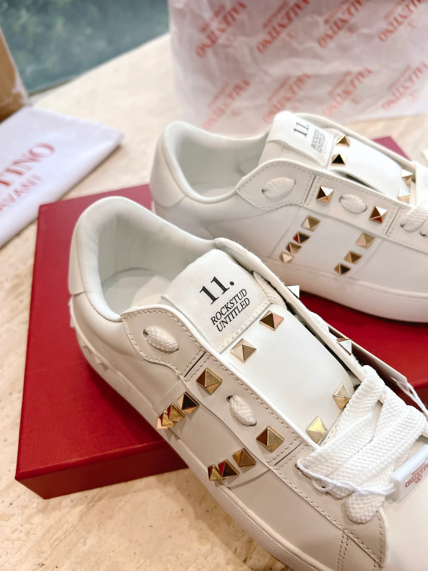 👟👟Ex-factory price P480👟👟 VALENTINO Ms. O👟👟Ex-factory price PEN DISCO calfskin sneakers accessories, logo, leather materials all exclusive original mold customization! It has super perfect details and a high-end feel. There is only one feeling when you get it. It’s worth it! Very high-end and slimming white shoes! Upper: imported silk cowhide lining: silk sheepskin lining outsole: original thick sole i👟👟factory price P ultra-light material size: 34-45